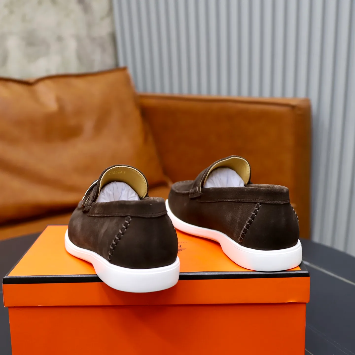 Ex-factory price: 540💰Hermès/Hermès slip-on men's shoes. This shoe is made of imported cow suede leather, with simple and smooth lines, and a 3CM rubber foam ultra-light sole combined with aerodynamic design! Youthful and fashionable, H button decoration, contrasting leather embellishment on the heel, calf lining to gently wrap your feet, with embossed logo cowhide feet, leather rock strips, casual and urban style, highlighting youthful vitality, sports and leisure version, super versatile Size number: 38-39-40-41-42-43-44 Standard leather shoe size (45 can be customized but does not support returns)